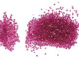 Des paillettes roses sont parsemées sur une surface blanche
