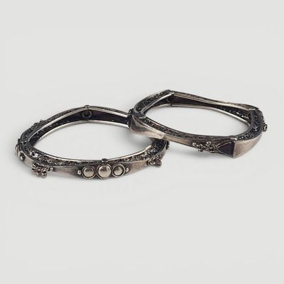 une paire de bracelets en argent sur fond blanc