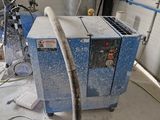 une machine qui se trouve dans une pièce, équipée d'un tuyau