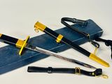trois types de couteaux différents sur une boîte bleue
