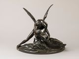 une image représentant une statue en bronze d'une femme assise sur une feuille