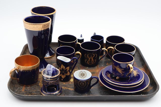 Lot de porcelaine bleu de four, certaine avec incrustation or, ma...
