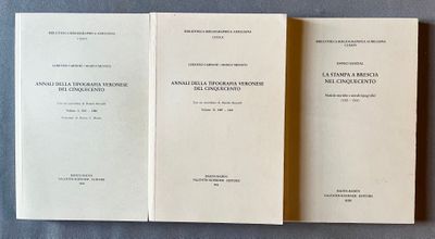 trois livres posés sur une table l'un à côté de l'autre