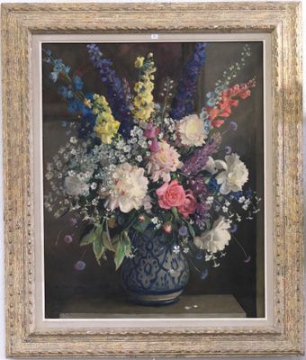 une peinture de fleurs dans un vase bleu sur une table