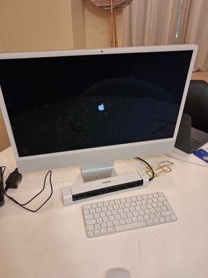 un ordinateur sur un bureau avec un clavier et une souris