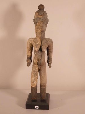 l'image d'une statue d'un homme avec un chapeau sur la tête