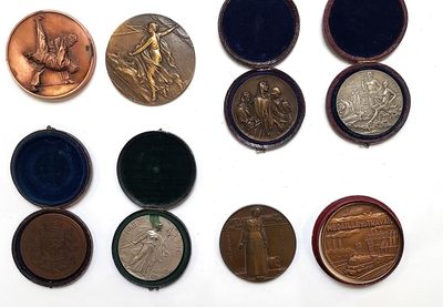 un lot de pièces de monnaie posées sur une table