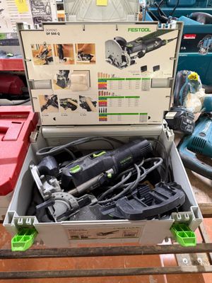 une boîte à outils ouverte, remplie d'outils, posée sur une table