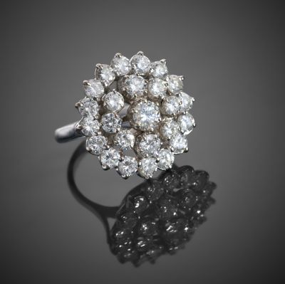 une image d'une bague sertie de diamants sur une surface réfléchissante