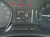 un gros plan du tableau de bord d'une voiture