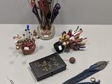 une table sur laquelle se trouvent plusieurs objets différents