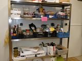 une cuisine équipée d'une cuisinière, d'étagères et d'un réfrigérateur