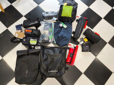 LOT D'ACCESSOIRES DE VELO neufs (bagagerie)