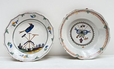 deux assiettes avec des oiseaux