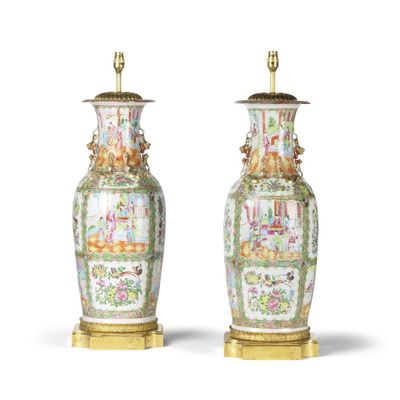 paire de vases chinois sur socles, ornés de figures
