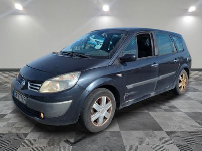 la photo d'une petite camionnette bleue garée dans un garage