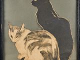 une photo de deux chats assis sur une table