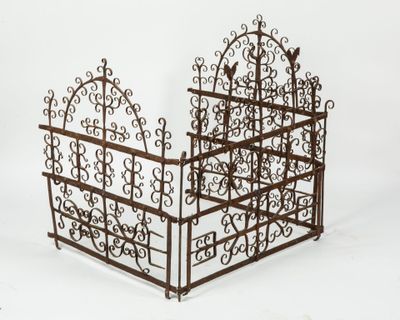 paire de pare-feu de cheminée anciens en fer forgé, ornés de motifs en volutes