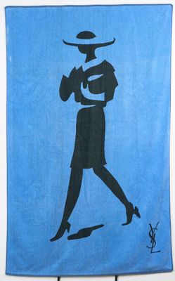 serviette bleue sur laquelle est représentée la silhouette noire d'une femme portant un chapeau et une robe