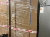 une pile de cartons sur un chariot dans un entrepôt