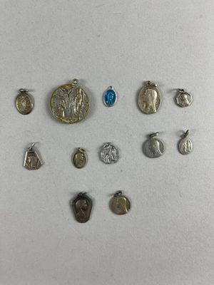 un gros plan sur un ensemble d'objets métalliques variés posés sur une surface blanche