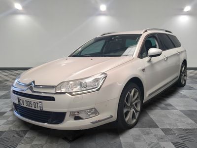 la citrole blanche est garee sur un carrelage en damier