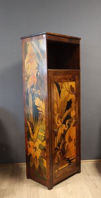 une image représentant une armoire en bois ornée d'une peinture