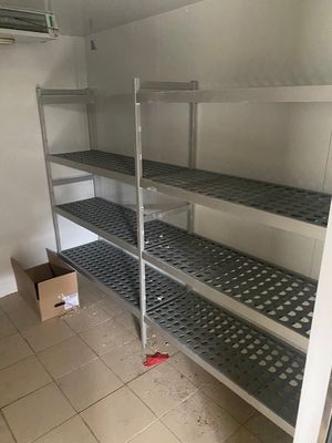 une étagère métallique dans le coin d'une pièce