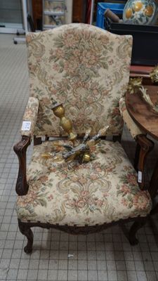 une chaise sur laquelle est posé un oiseau, dans une pièce