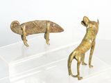 deux figurines représentant un chien et un poisson, exposées dans une vitrine