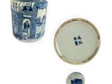 un petit vase bleu et blanc et une petite assiette bleue et blanche
