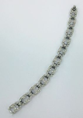 gros plan d'un bracelet en diamant sur une surface blanche