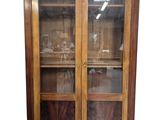 image d'un meuble en bois avec des portes en verre et des étagères