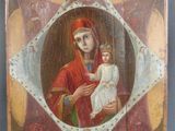 une peinture ancienne représentant une femme tenant un bébé dans ses bras