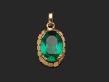 un pendentif en émeraude et diamants