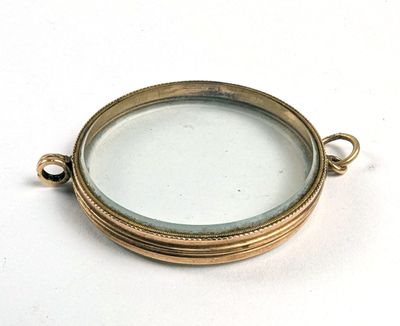 une loupe posée sur une table blanche