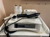 un sèche-cheveux posé sur une machine à laver