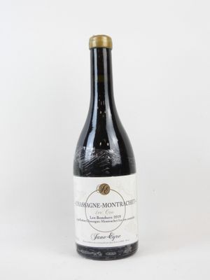 la bouteille de vin est posée sur une surface blanche