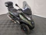 un scooter garé dans une pièce