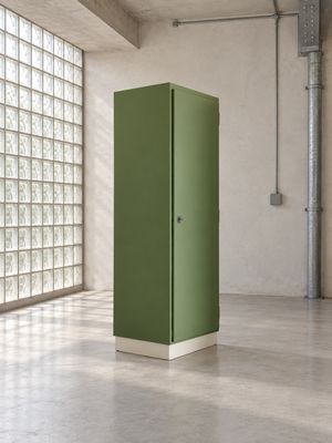 une grande armoire verte au milieu d'une pièce