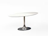 une table blanche avec un piètement en métal sur fond blanc