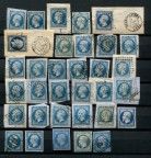une image représentant une pile de timbres posés sur une table