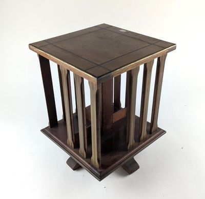 une image représentant une petite table en bois avec un plateau carré