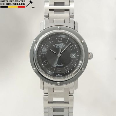 une montre en argent avec un cadran noir et un bracelet en argent