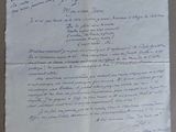 une feuille de papier avec une écriture dessus, posée sur une table