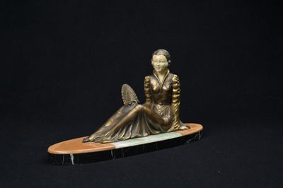 statue d'une femme assise sur une planche de surf sur fond noir
