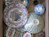 une boîte remplie d'assiettes et de bols en porcelaine