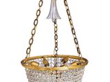 un lustre en or et en cristal suspendu au plafond