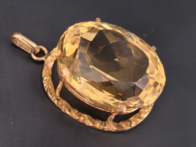 Pendentif, en or jaune, importante citrine, 19.4gr au total …