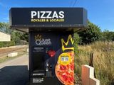 un distributeur automatique de pizzas au bord de la route